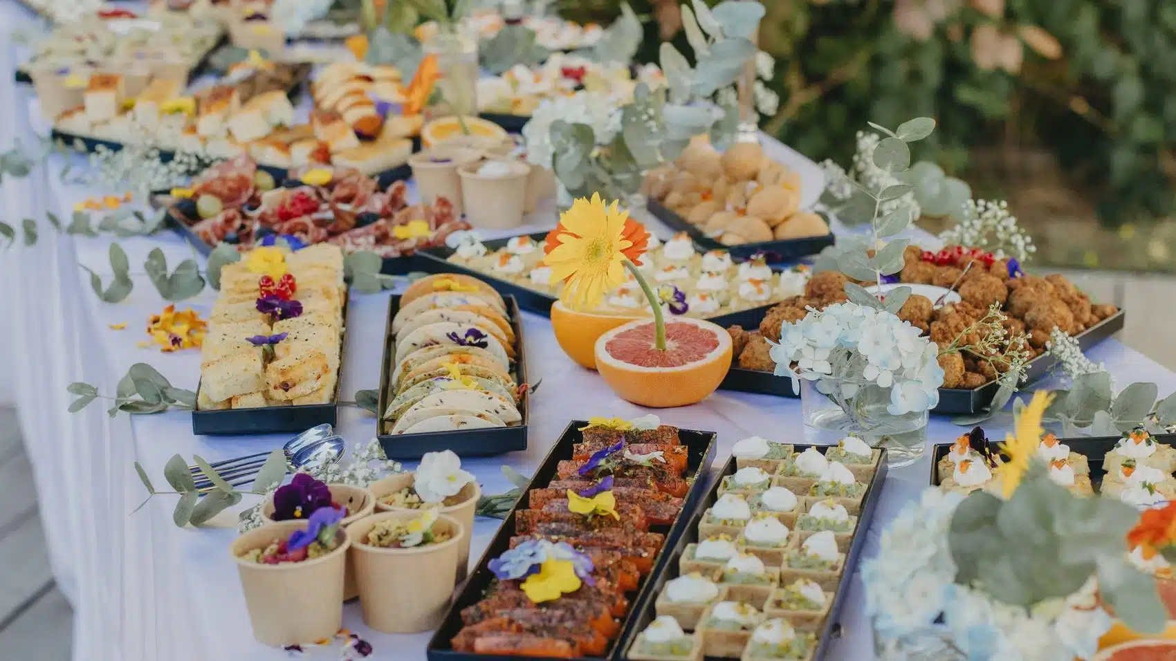 Buffet brunch fleuri dressé par Authentique Brunch